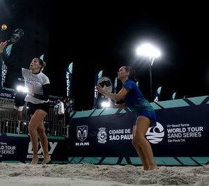 Brasileiros avançam para próxima fase de torneio mundial de beach tennis