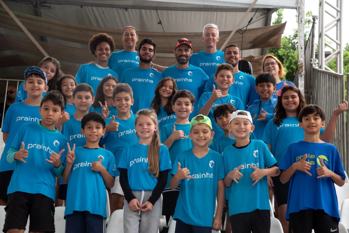 Maior evento de beach tennis do mundo promove ação com ídolos para crianças