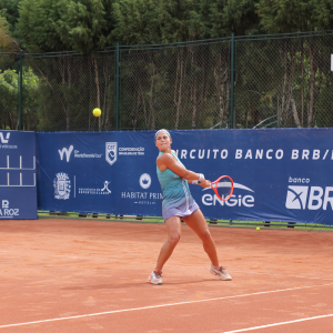 Carol Meligeni vence duelo nacional e se garante na semifinal do ITF W35 de Leme