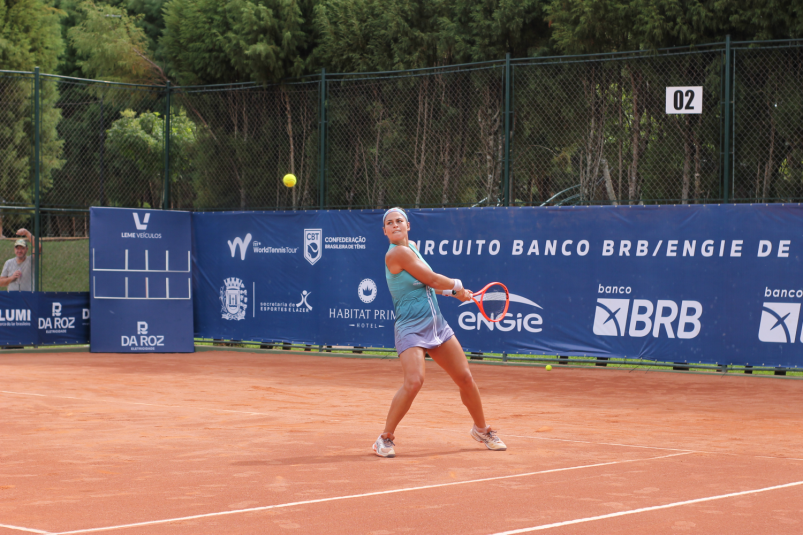 Carol Meligeni vence duelo nacional e se garante na semifinal do ITF W35 de Leme