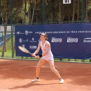 Carol Meligeni e Gabi Cé se enfrentam por vaga na semifinal do ITF W35 de Leme