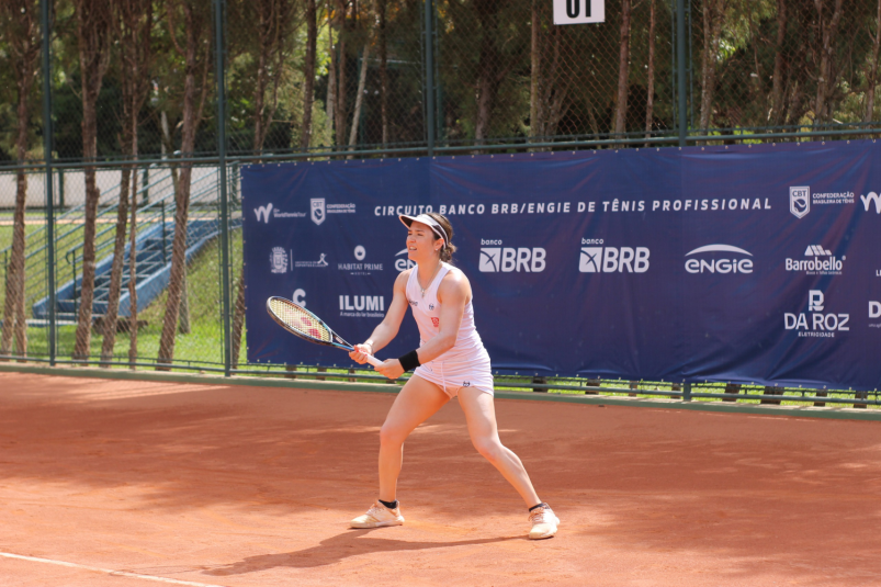 Carol Meligeni e Gabi Cé se enfrentam por vaga na semifinal do ITF W35 de Leme