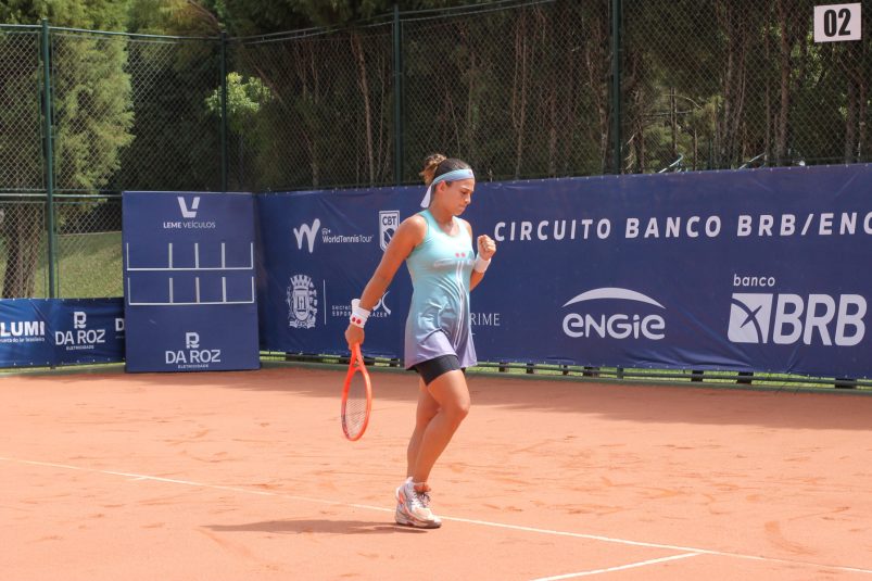 Carol, Cé, Bossi e Bohrer vencem na estreia e avançam às oitavas no ITF W35 de Leme